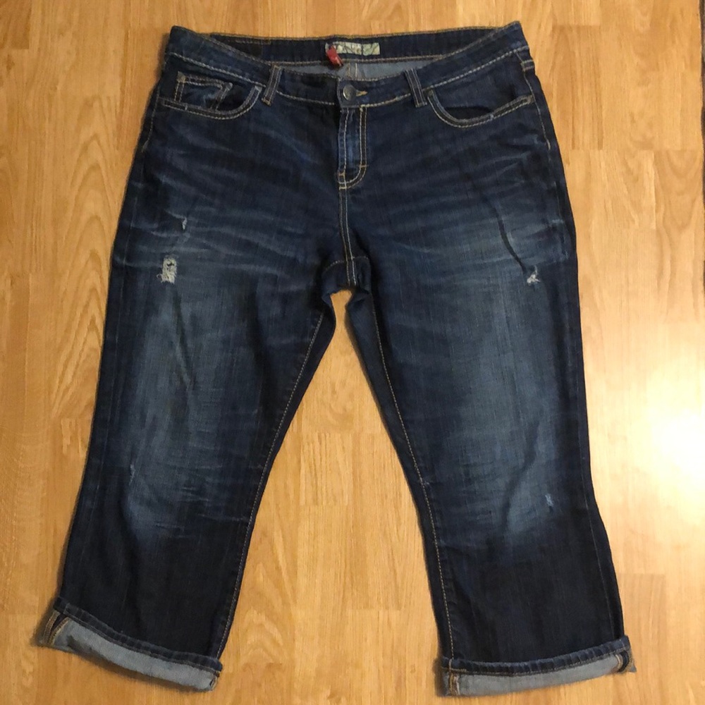 BKE women’s distressed Capri/crop jeans- size 34